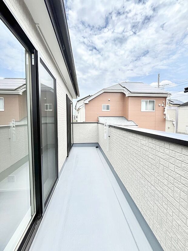 暖かな陽光が降り注ぐバルコニーはお洗濯におすすめ。爽やかな風も心地よいです。 