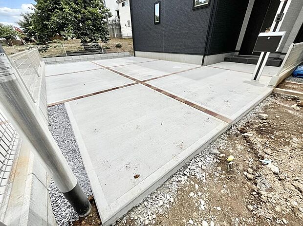 駐車2台可能！急なお客様の駐車に。また、ご家族の自転車スペースとしても大活躍。