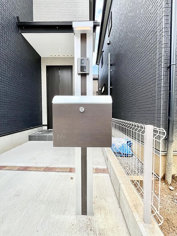 表札・インターホン・ポストをひとつに集約。エントランスになじむシンプルデザイン。