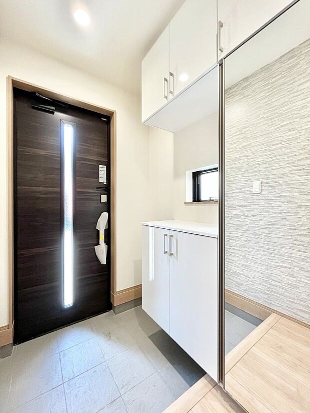 ガラススリットの入った玄関ドアが室内に光を届けてくれます