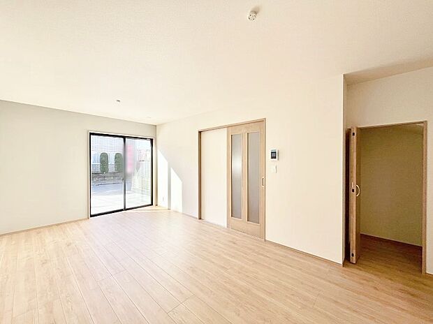 大きな窓からたっぷりの陽光と風を感じられるリビング 