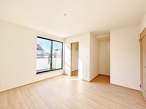 明るいバルコニーサイドに洋室を設置。目覚めの良い寝室に。