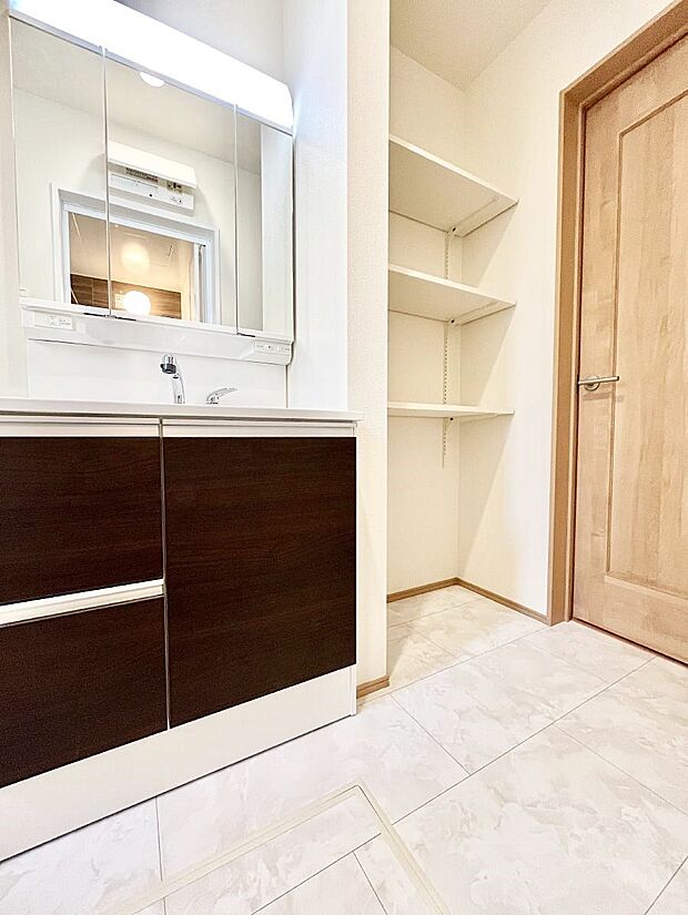 ゆとりの洗面スペースで朝の身支度もスムーズに