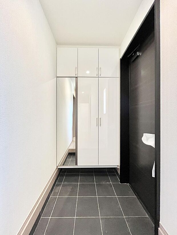 明るい玄関はお客様をお出迎えするのにぴったりです！ 