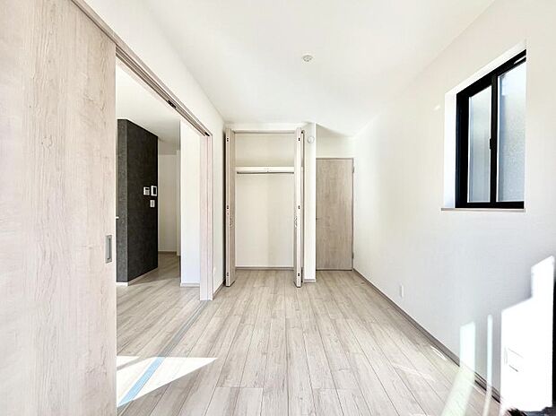 リビング横の洋室は引き戸を開ければリビングと一体に。閉じれば独立した洋室に。