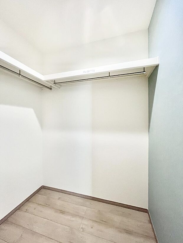 衣類をハンガーに掛けたまま収納できるWIC。衣類の整理整頓がしやすくて便利です！