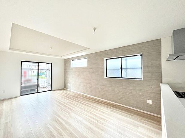 明るい陽光が注ぎ、寛ぎの雰囲気に満たされるダイニング。 