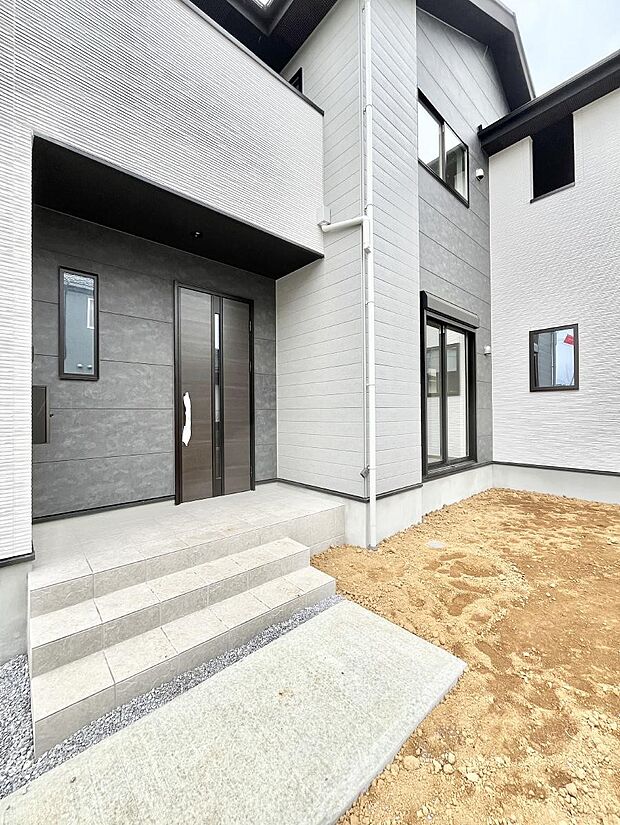 玄関アプローチにはプランターを並べて季節の花でお客様をおもてなしできます。