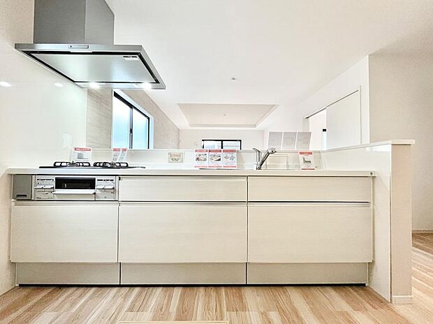 リビングを見渡せる人気のカウンターキッチン。 家族を見守りながら家事をすることができます。