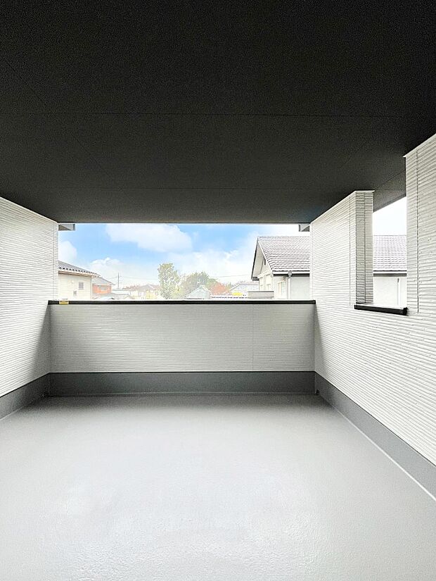 急な雨も安心!奥行たっぷりな南向きの広々バルコニー!