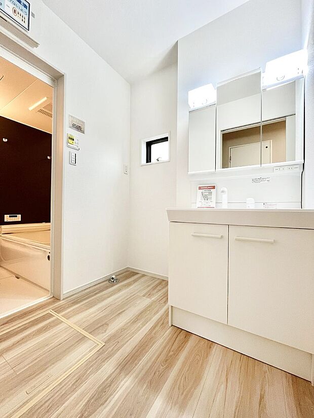 小窓がついているので湿気の多い場所でも換気が十分行えます。毎日の身支度を気持ち良く!