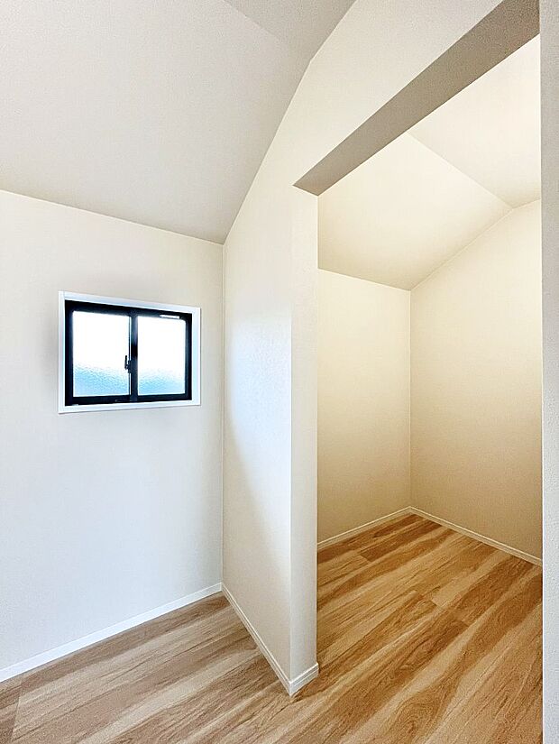 多用途に使えるフリースペース＆毎日の洋服選びが楽しくなるウォークインクローゼット。