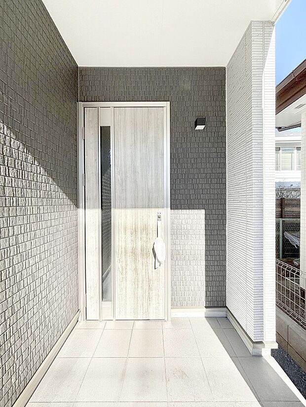 大切な家族、来客を出迎える玄関。