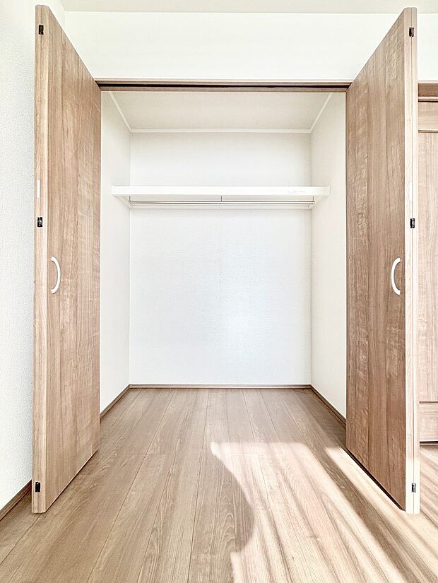 洋室のクローゼット。奥行きがあるので厚手の衣類もすっきり収まります。