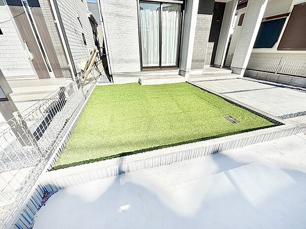 ガーデニングや家庭菜園も楽しめるお庭付き。