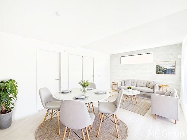 プライバシーも守れる2階リビングは明るく開放感たっぷり！　※家具はCGです