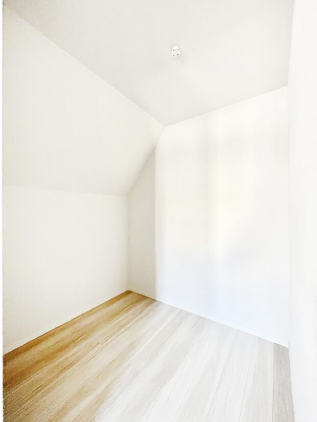 季節品や趣味の品などたっぷり収納出来るウォークインクローゼット付きです。