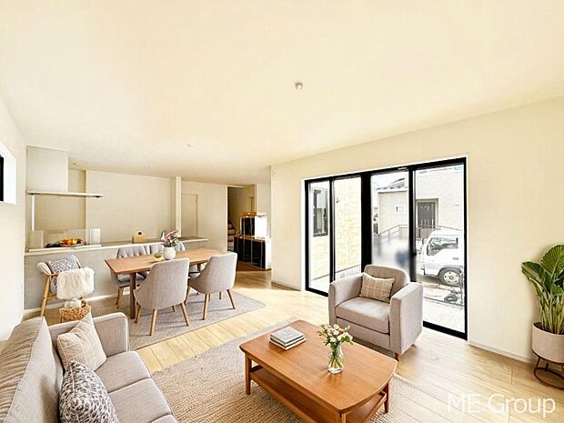 大きな窓からたっぷりの陽光と風を感じられるリビング※家具はCGです