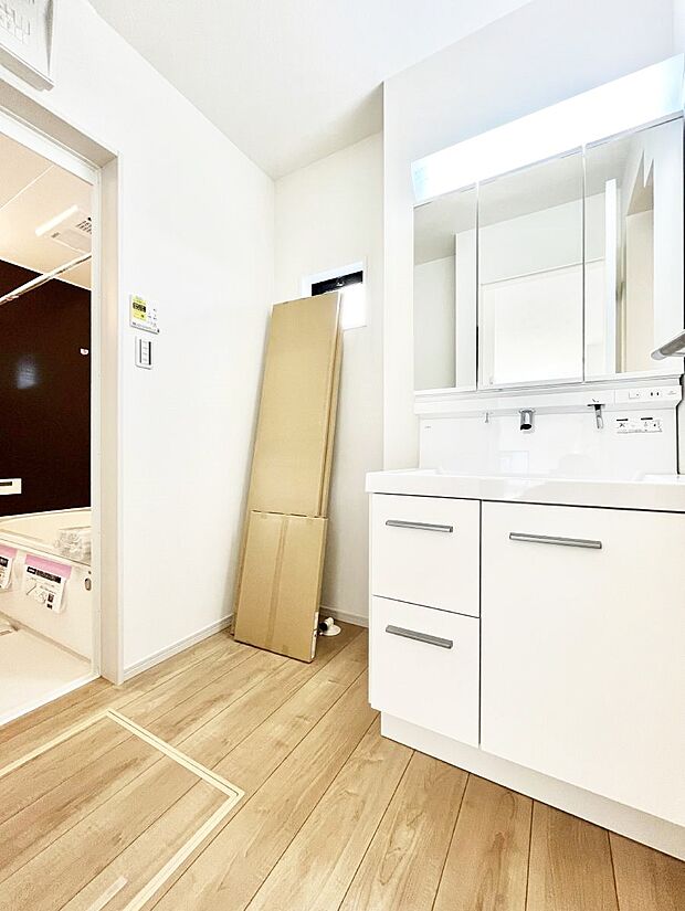 ゆとりの洗面スペースで朝の身支度もスムーズに