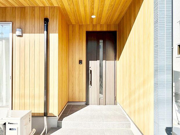 シンプルで落ち着いた雰囲気の玄関周り