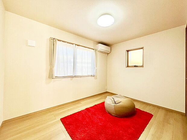 窓からのやさしい光が心地よいプライベートルーム