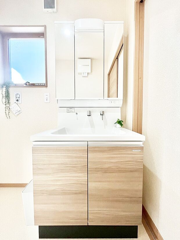 収納力と機能性に優れた洗面化粧台