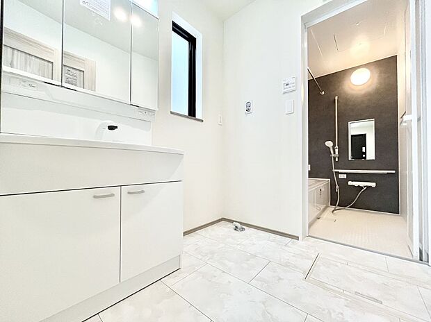 清潔感のある快適空間です。毎日の身支度も気持ち良くお使い頂けます。