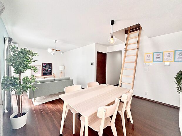 大きな窓からの柔らかい光に包まれる7.3帖のロフト付きリビング。