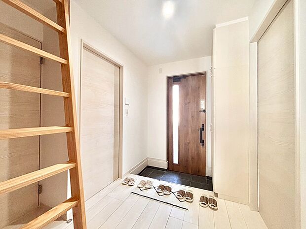 ガラススリットの入った玄関ドアが室内に光を届けてくれます