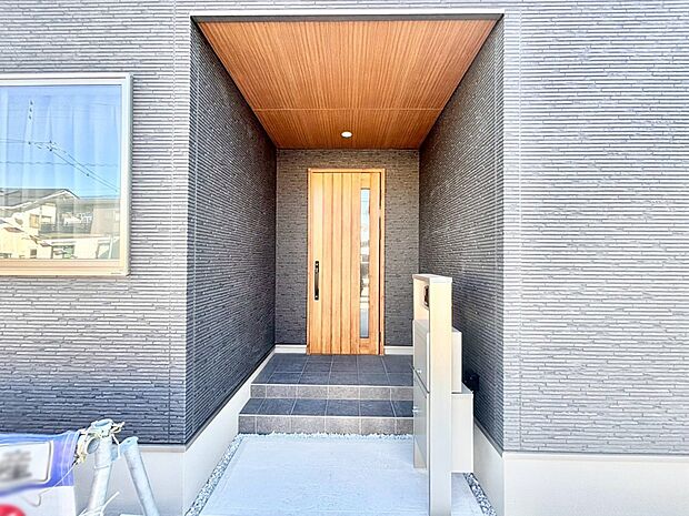 大切な家族、来客を出迎える玄関。玄関前は屋根付きで雨が降っていても濡れにくいです。 