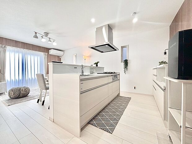 カップボードを設置した充実のキッチン。家族で一緒にお料理するのも楽しくなるキッチンです。  