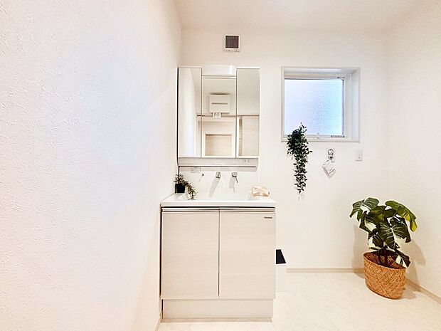 大きく見やすい三面鏡で清潔感ある洗面台は、身だしなみチェックや肌のお手入れにおすすめです。 