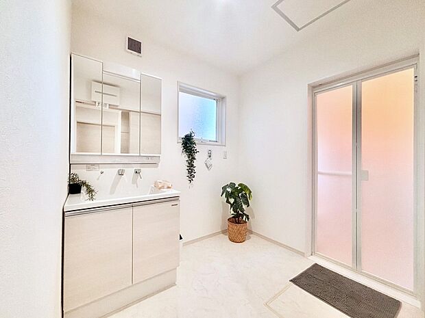 小窓がついているので湿気の多い場所でも換気が十分行えます。毎日の身支度を気持ち良く！