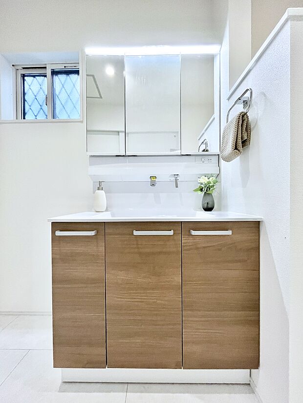 大きく見やすい三面鏡で清潔感ある洗面台は、身だしなみチェックや肌のお手入れにおすすめです。 