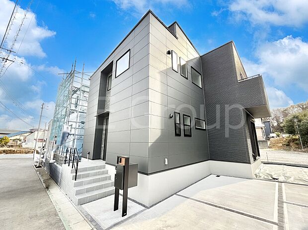 シンプルで落ち着きのある建物は住むかたの個性でオリジナルなものになっていきます。 