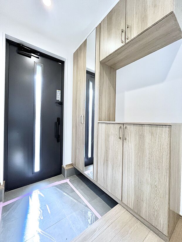 飾り棚を利用して、お越しいただくお客様をおもてなしできます。