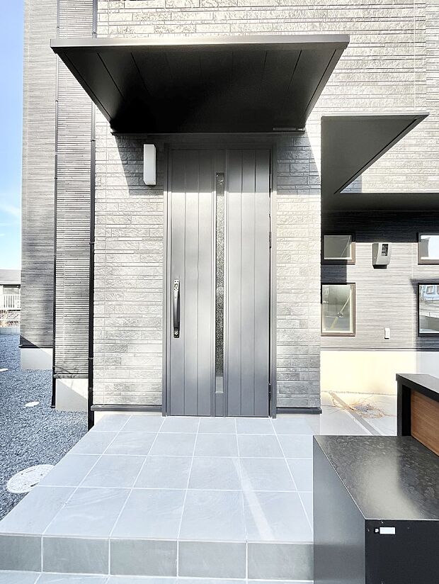 大切な家族、来客を出迎える玄関。