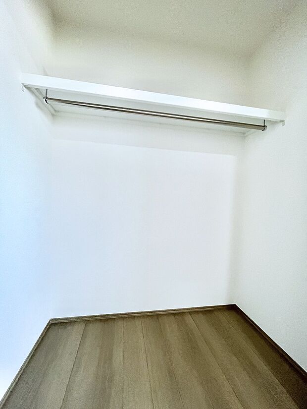 洋室のクローゼット。奥行きがあるので厚手の衣類もすっきり収まります。