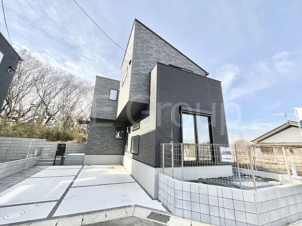 シンプルで落ち着きのある建物は住むかたの個性でオリジナルなものになっていきます。 