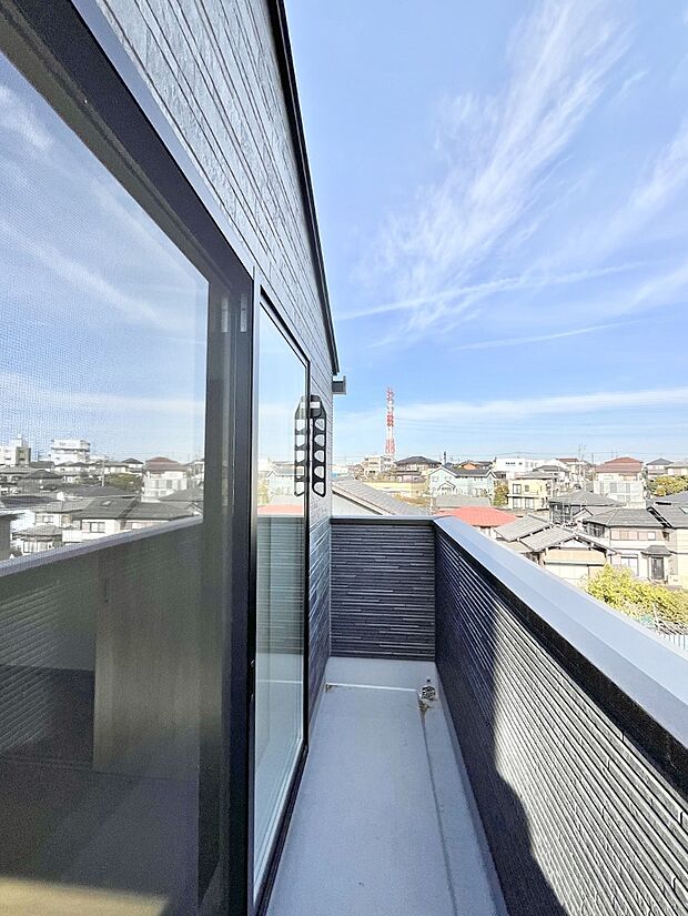 ゆったりバルコニーだから沢山お洗濯ものを干せます。