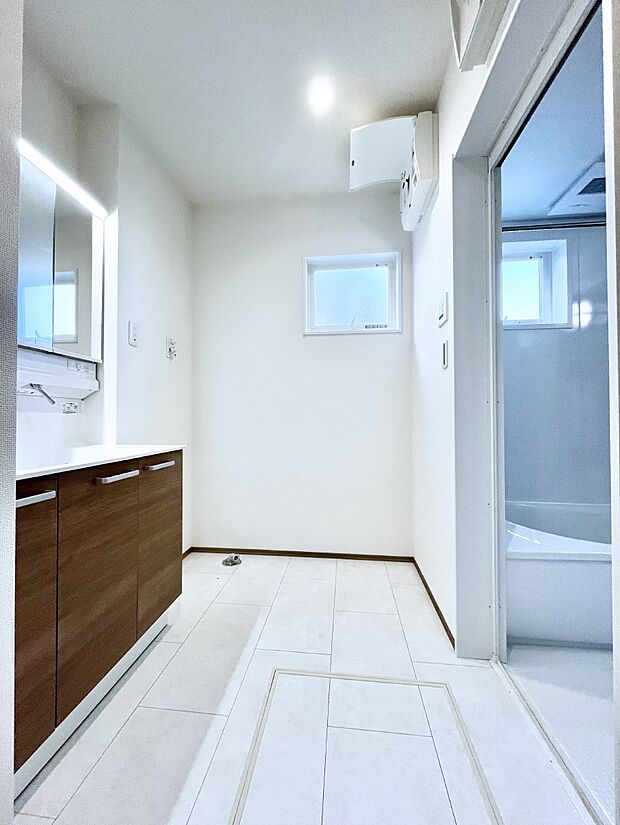 清潔感のある快適空間です。毎日の身支度も気持ち良くお使い頂けます。