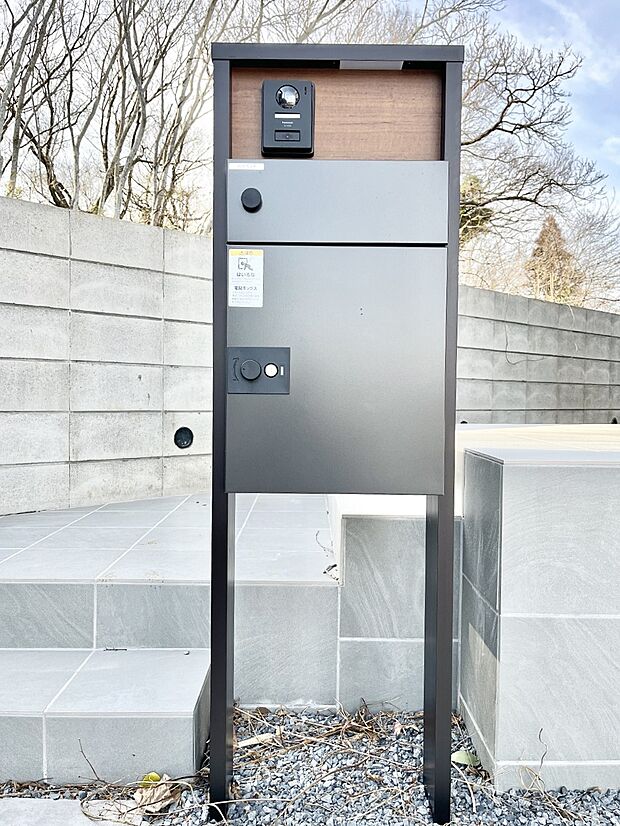 表札・インターホン・ポスト・宅配BOXをひとつに集約。エントランスになじむシンプルデザイン。