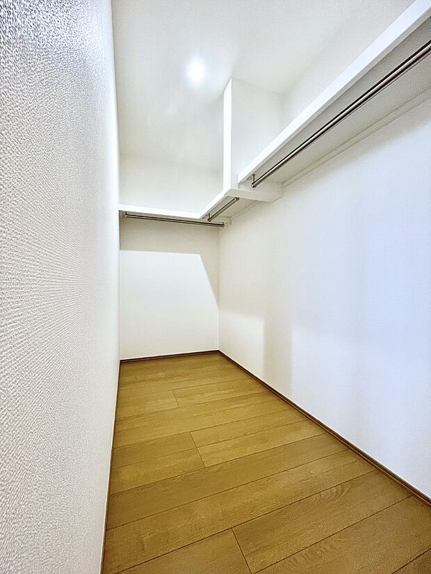 ウォークインクローゼット付きで生活空間を広く利用できます。