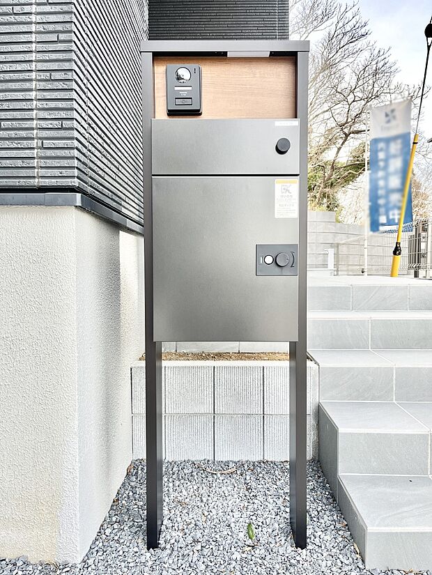 表札・インターホン・ポスト・宅配ＢＯＸをひとつに集約。エントランスになじむシンプルデザイン。