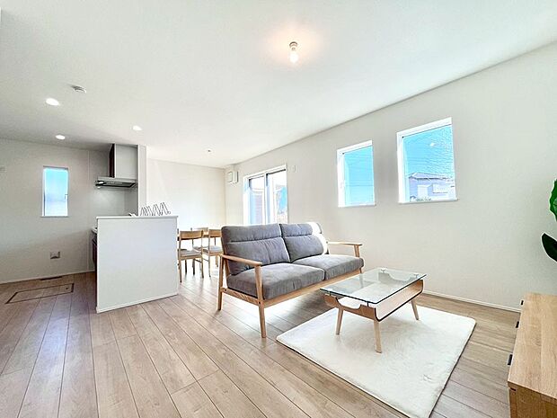 ご家族の賑やかな話し声で包まれる明るいリビング