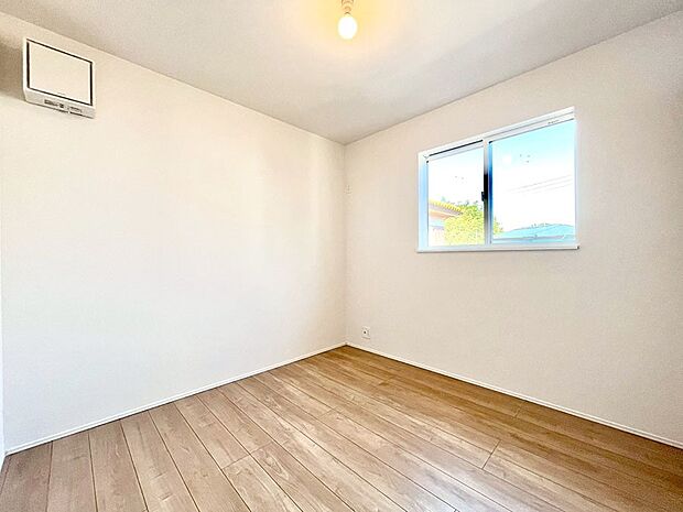 窓からのやさしい光が心地よいプライベートルーム