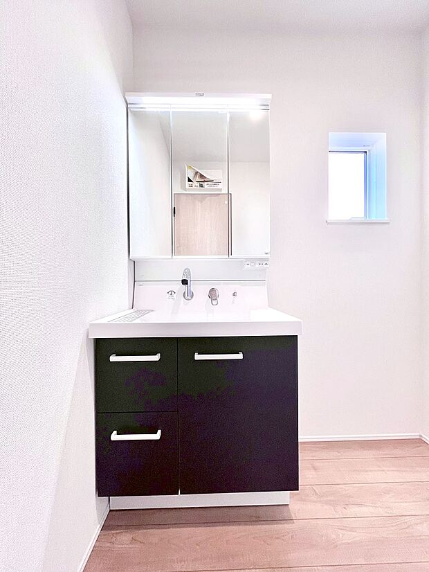 大きく見やすい三面鏡で清潔感ある洗面台は、身だしなみチェックや肌のお手入れにおすすめです。 