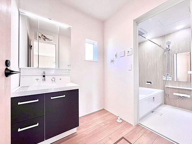 清潔感のある快適空間です。毎日の身支度も気持ち良くお使い頂けます。 