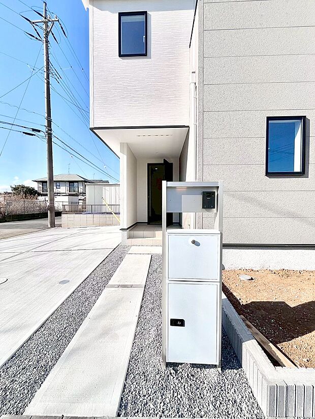 シンプルデザインのポスト。