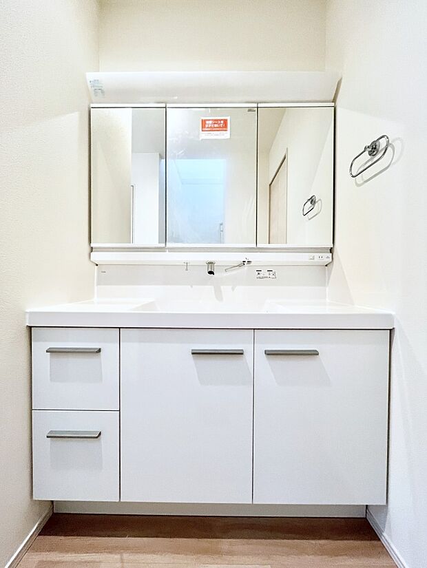 大きく見やすい三面鏡で清潔感ある洗面台は、身だしなみチェックや肌のお手入れにおすすめです。 